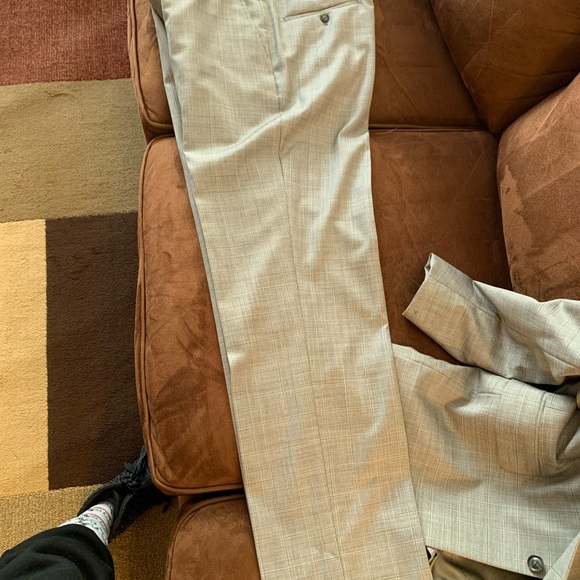 Suits - Picture 3 of 4